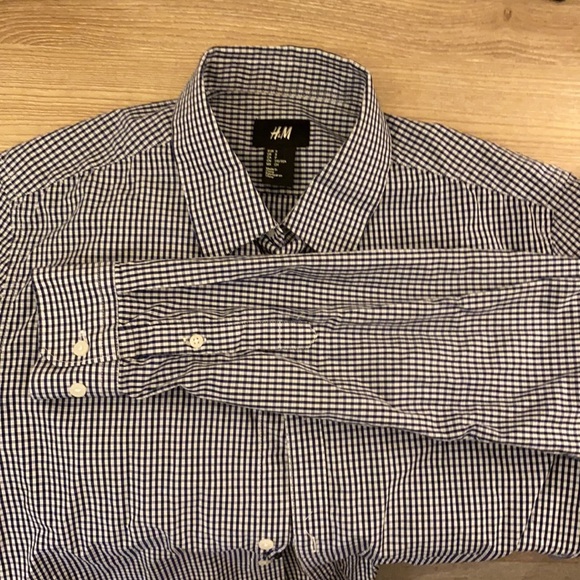 H&M Men’s Woven Mini Checkered blue and white buttoned dress shirt - Picture 2 of 4